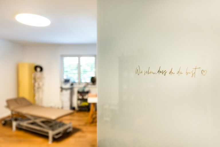 Tür zur Praxis der Physiotherapie Petra Walchhofer